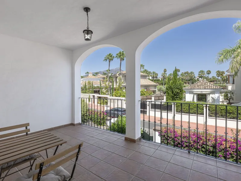Elegant Family Townhouse in the Heart of Nueva Andalucía, Marbella´s  Golf ValleyWelcome to this beautifully maintained and spacious townhouse, ideally situated in the prestigious Golf Valley of Nueva Andalucía. This four-level home combines comfort, styl