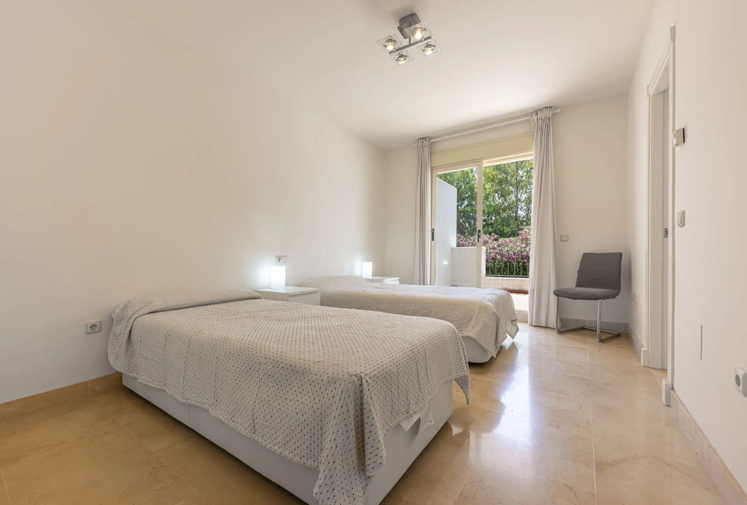 Elegant Family Townhouse in the Heart of Nueva Andalucía, Marbella´s  Golf ValleyWelcome to this beautifully maintained and spacious townhouse, ideally situated in the prestigious Golf Valley of Nueva Andalucía. This four-level home combines comfort, styl