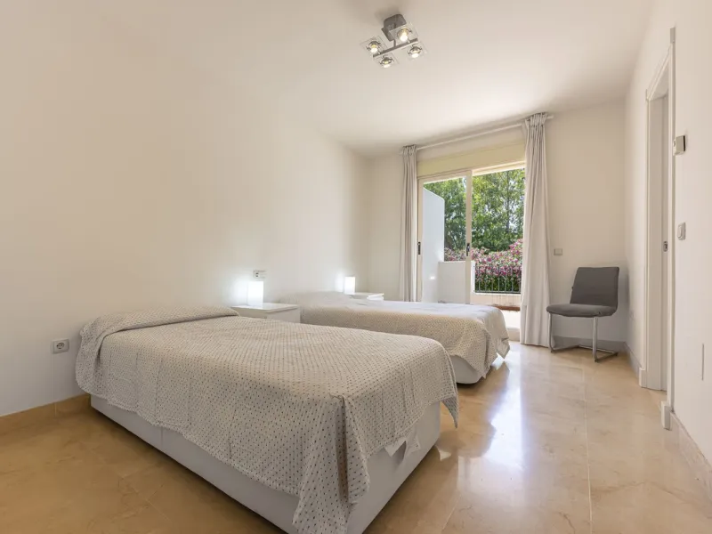 Elegant Family Townhouse in the Heart of Nueva Andalucía, Marbella´s  Golf ValleyWelcome to this beautifully maintained and spacious townhouse, ideally situated in the prestigious Golf Valley of Nueva Andalucía. This four-level home combines comfort, styl