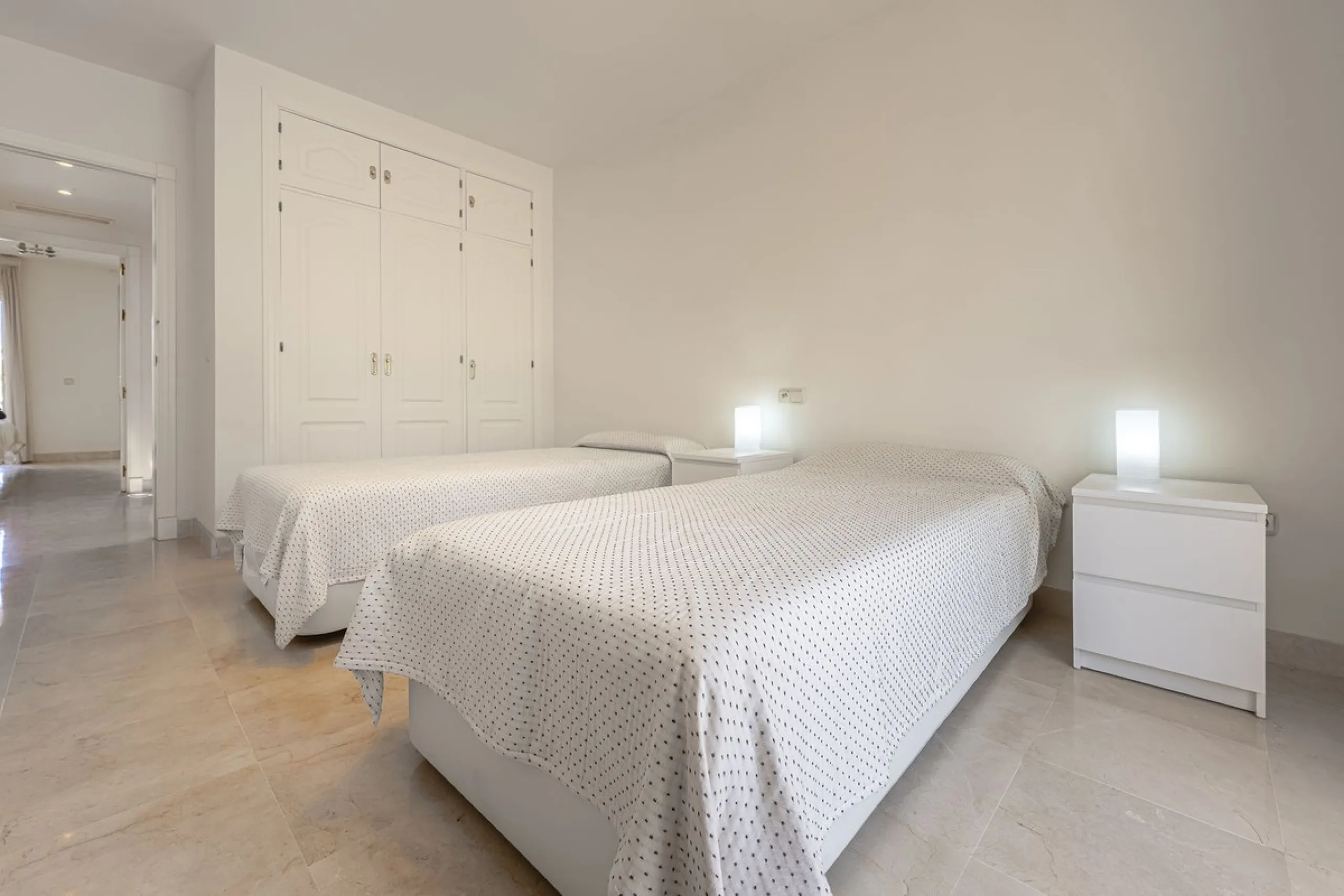 Elegant Family Townhouse in the Heart of Nueva Andalucía, Marbella´s  Golf ValleyWelcome to this beautifully maintained and spacious townhouse, ideally situated in the prestigious Golf Valley of Nueva Andalucía. This four-level home combines comfort, styl