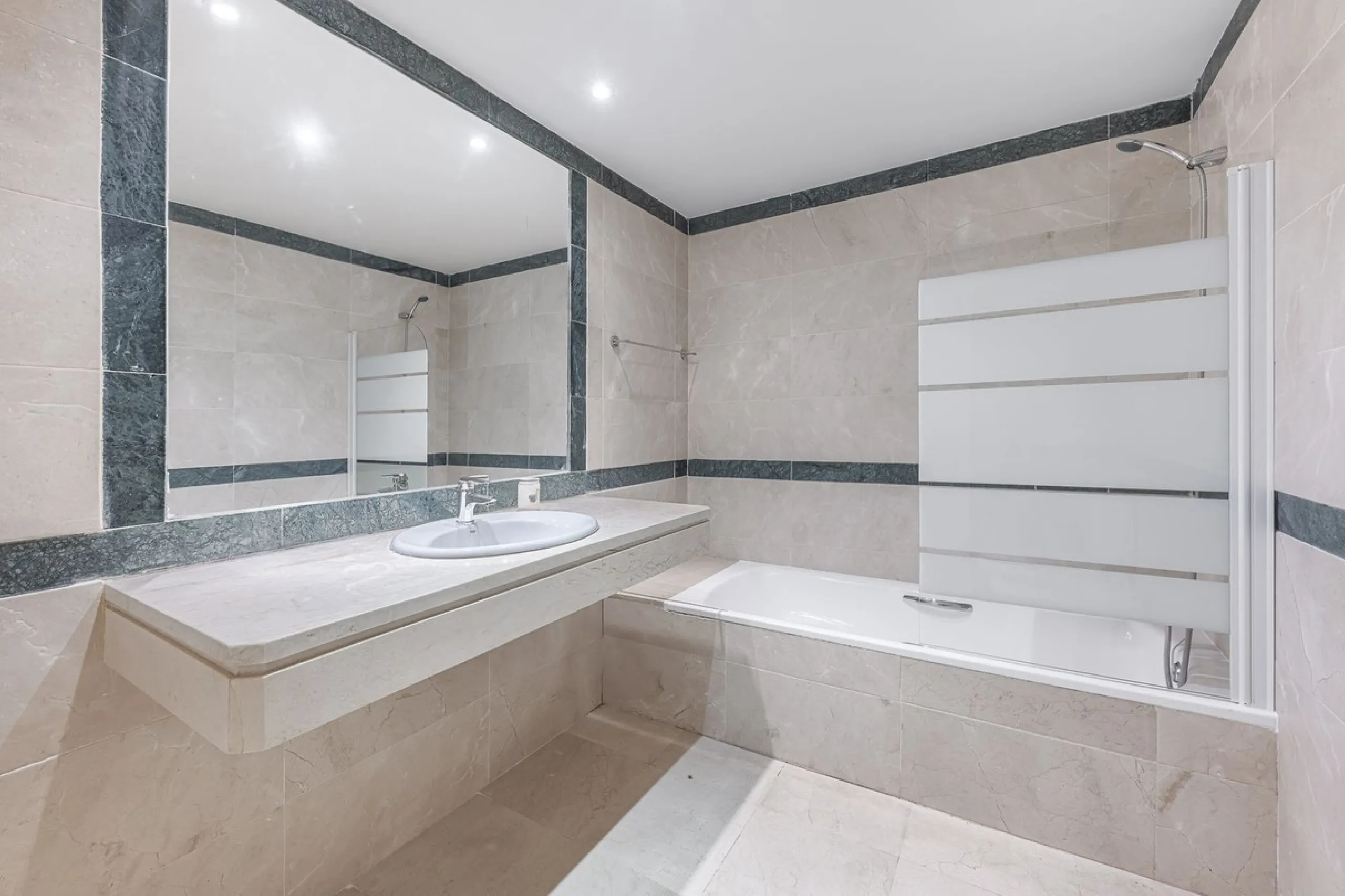 Elegant Family Townhouse in the Heart of Nueva Andalucía, Marbella´s  Golf ValleyWelcome to this beautifully maintained and spacious townhouse, ideally situated in the prestigious Golf Valley of Nueva Andalucía. This four-level home combines comfort, styl
