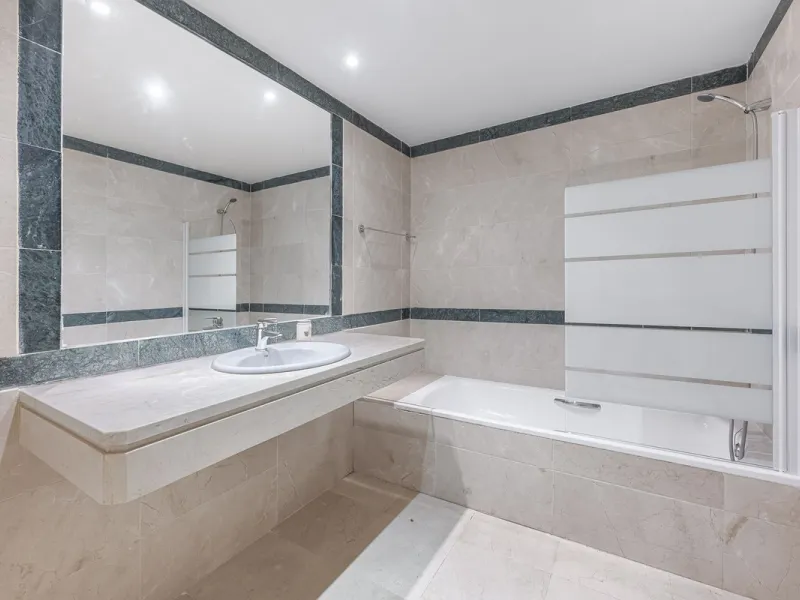 Elegant Family Townhouse in the Heart of Nueva Andalucía, Marbella´s  Golf ValleyWelcome to this beautifully maintained and spacious townhouse, ideally situated in the prestigious Golf Valley of Nueva Andalucía. This four-level home combines comfort, styl