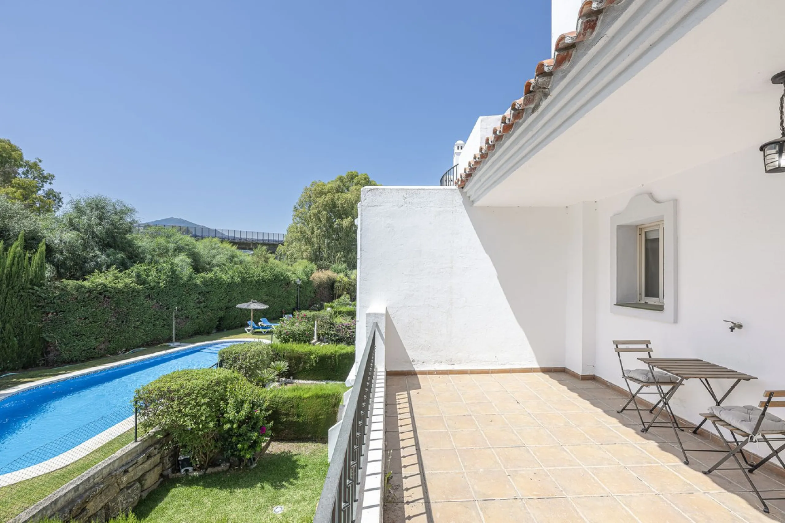 Elegant Family Townhouse in the Heart of Nueva Andalucía, Marbella´s  Golf ValleyWelcome to this beautifully maintained and spacious townhouse, ideally situated in the prestigious Golf Valley of Nueva Andalucía. This four-level home combines comfort, styl