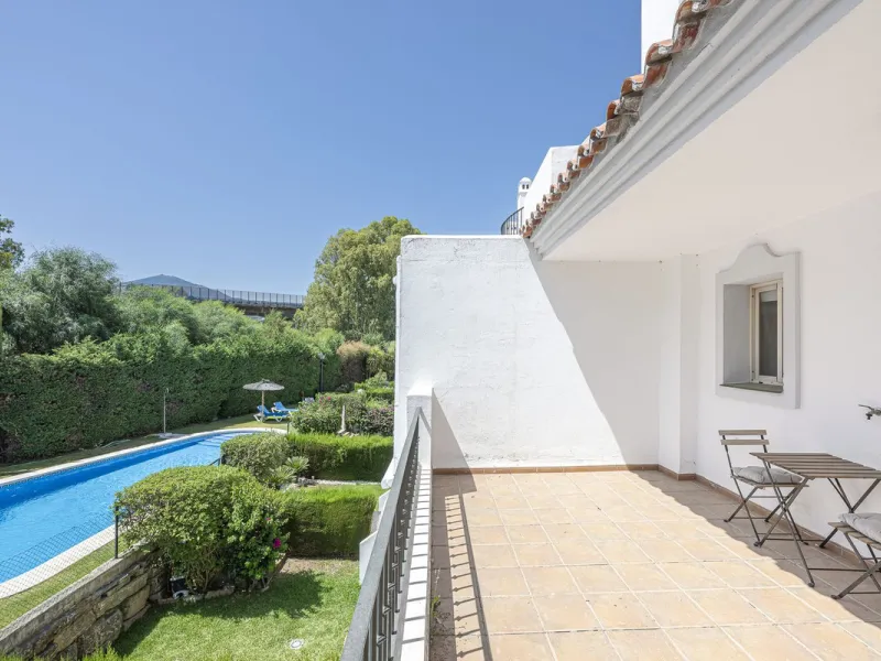 Elegant Family Townhouse in the Heart of Nueva Andalucía, Marbella´s  Golf ValleyWelcome to this beautifully maintained and spacious townhouse, ideally situated in the prestigious Golf Valley of Nueva Andalucía. This four-level home combines comfort, styl