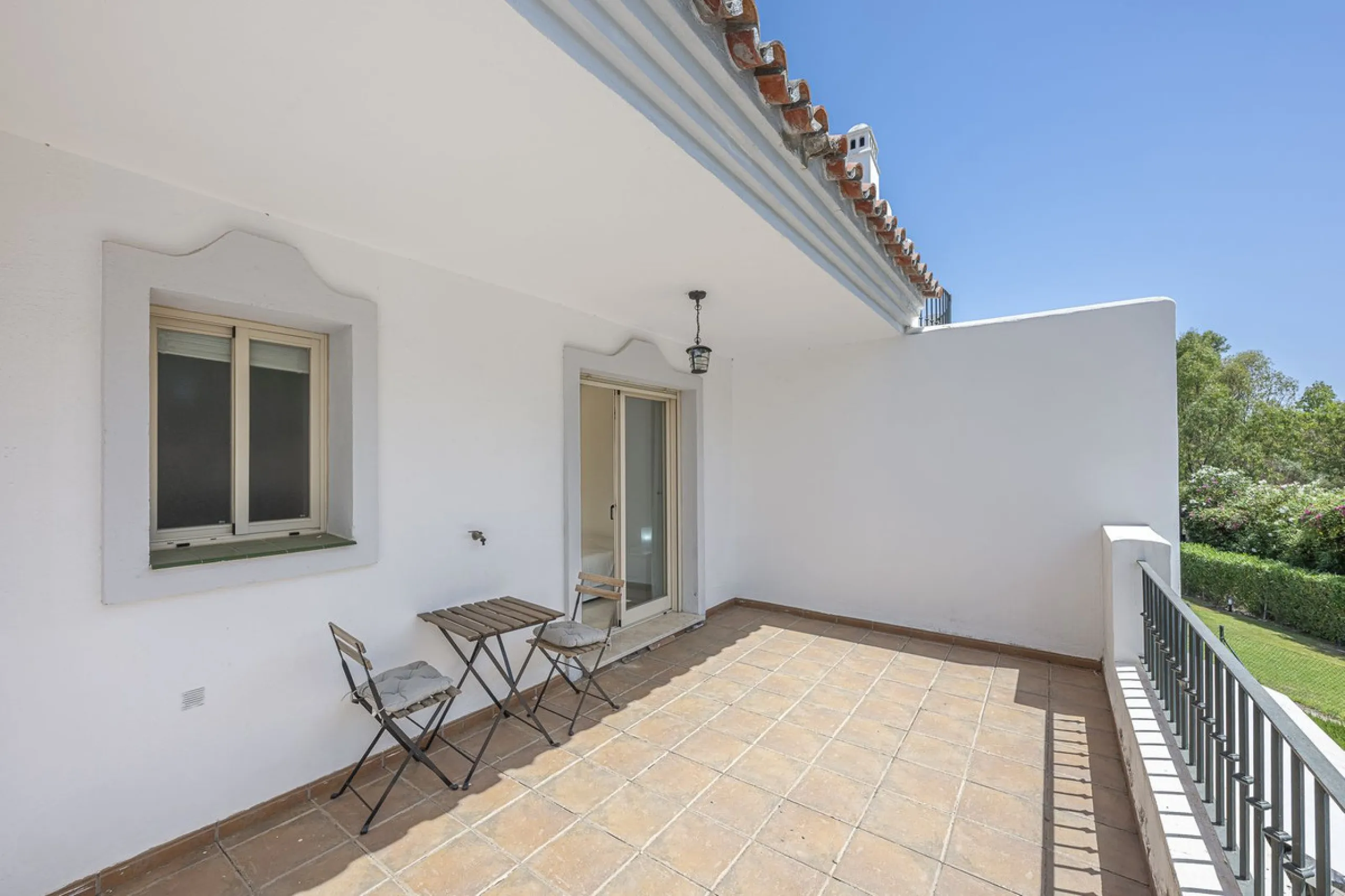 Elegant Family Townhouse in the Heart of Nueva Andalucía, Marbella´s  Golf ValleyWelcome to this beautifully maintained and spacious townhouse, ideally situated in the prestigious Golf Valley of Nueva Andalucía. This four-level home combines comfort, styl