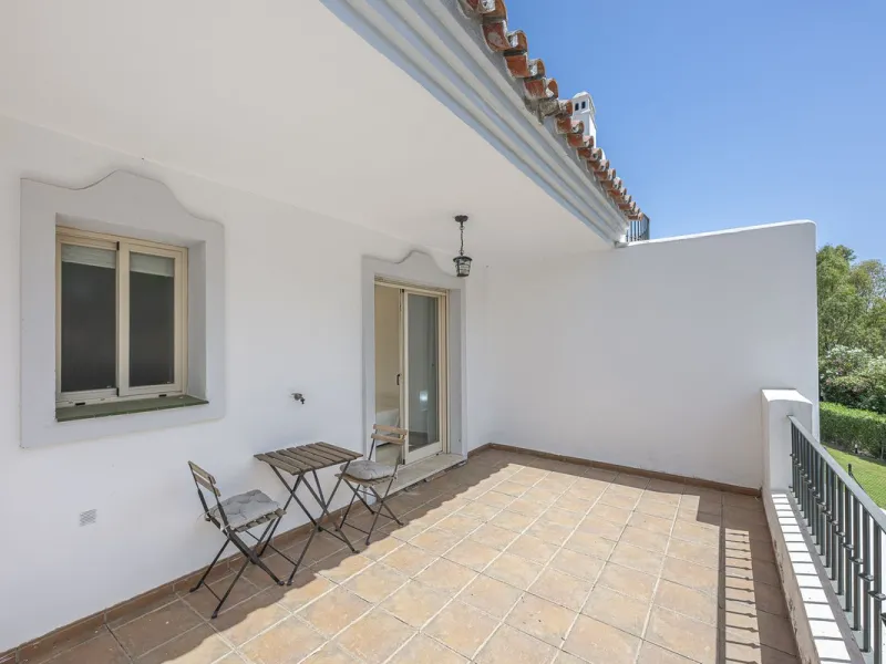 Elegant Family Townhouse in the Heart of Nueva Andalucía, Marbella´s  Golf ValleyWelcome to this beautifully maintained and spacious townhouse, ideally situated in the prestigious Golf Valley of Nueva Andalucía. This four-level home combines comfort, styl