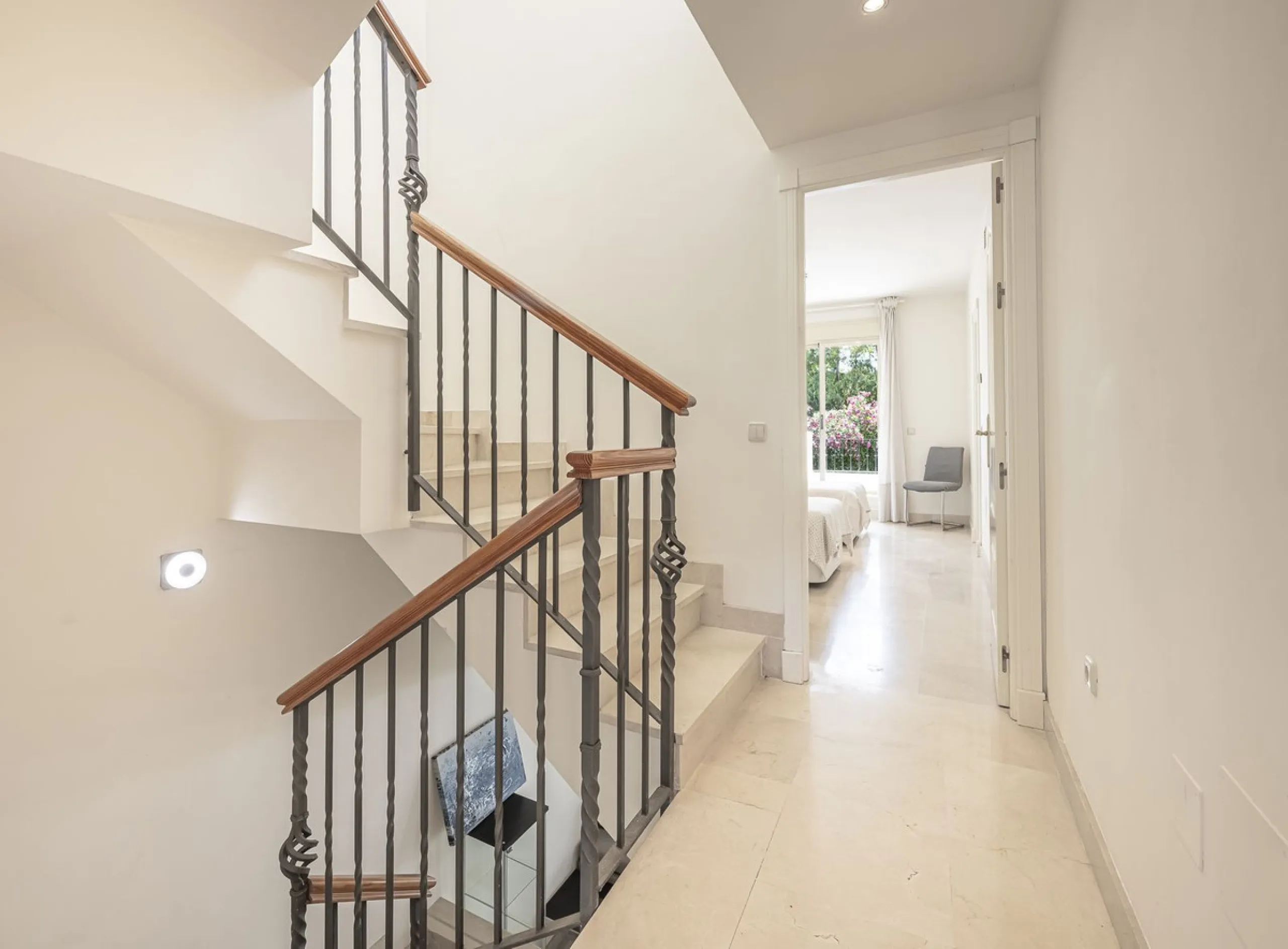 Elegant Family Townhouse in the Heart of Nueva Andalucía, Marbella´s  Golf ValleyWelcome to this beautifully maintained and spacious townhouse, ideally situated in the prestigious Golf Valley of Nueva Andalucía. This four-level home combines comfort, styl