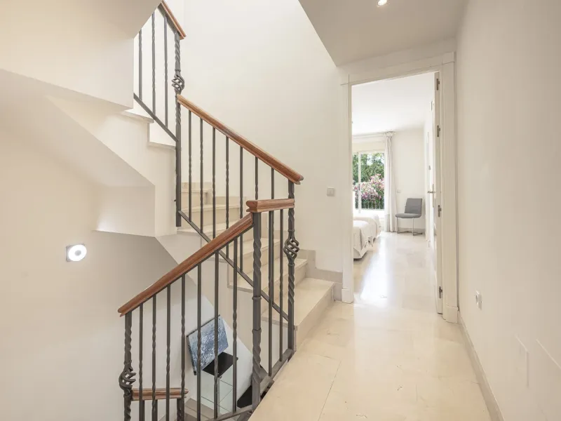 Elegant Family Townhouse in the Heart of Nueva Andalucía, Marbella´s  Golf ValleyWelcome to this beautifully maintained and spacious townhouse, ideally situated in the prestigious Golf Valley of Nueva Andalucía. This four-level home combines comfort, styl