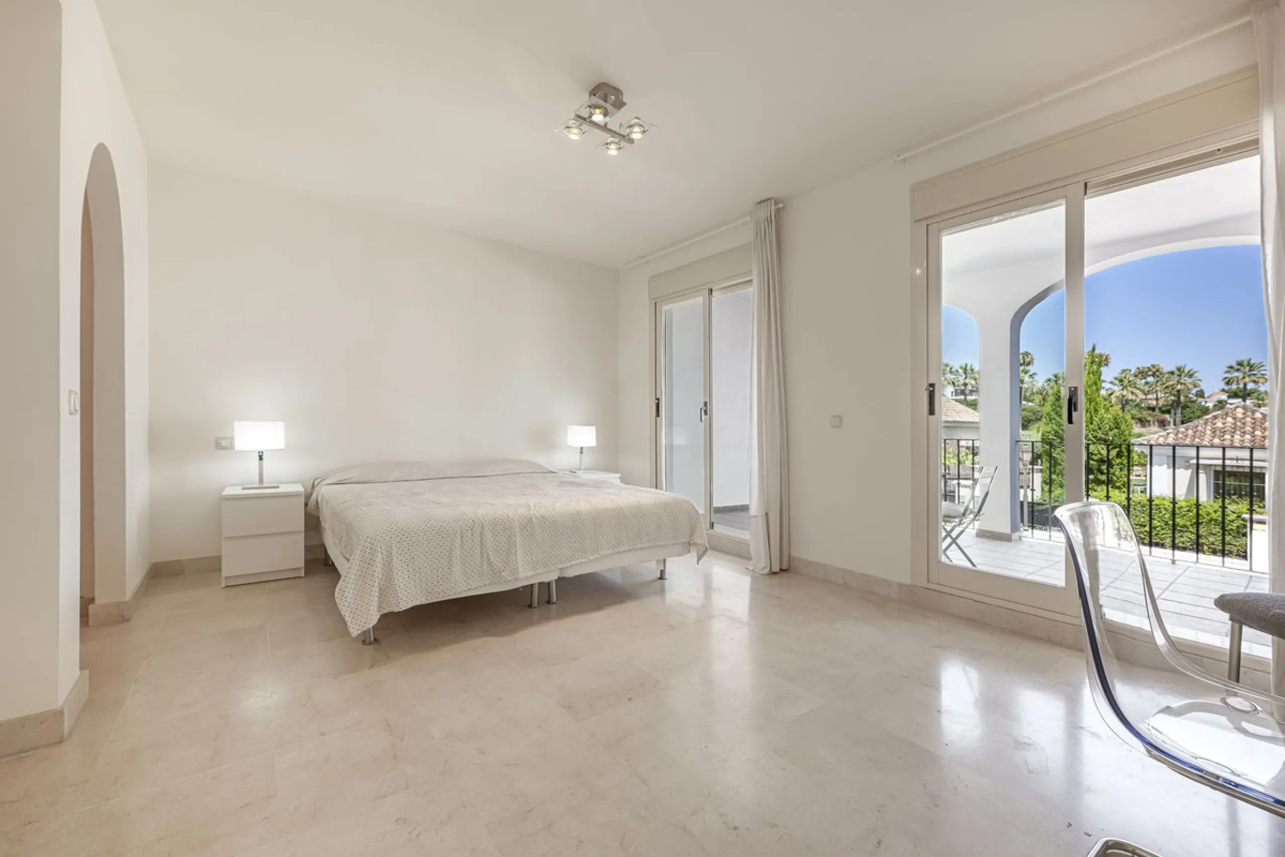 Elegant Family Townhouse in the Heart of Nueva Andalucía, Marbella´s  Golf ValleyWelcome to this beautifully maintained and spacious townhouse, ideally situated in the prestigious Golf Valley of Nueva Andalucía. This four-level home combines comfort, styl