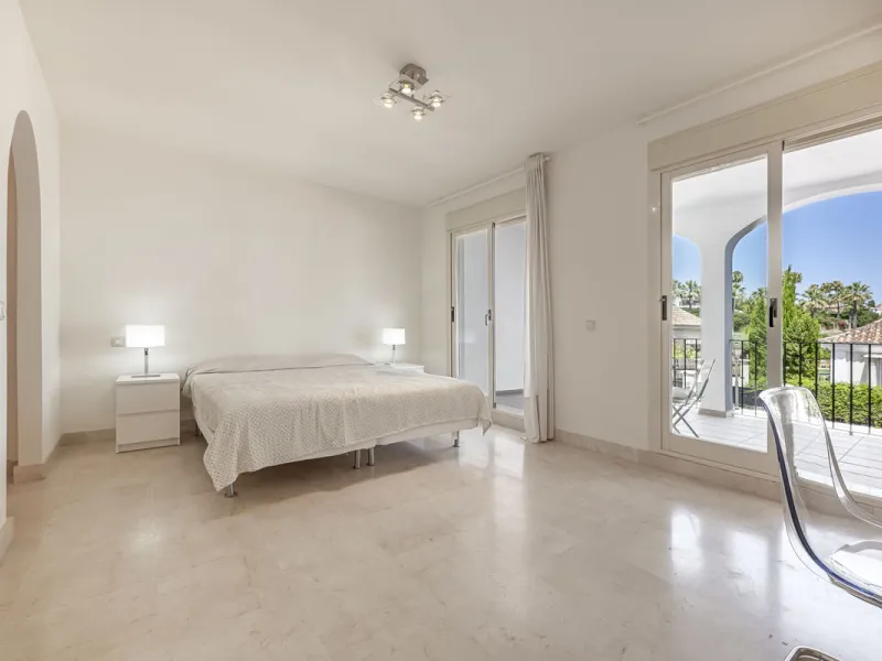 Elegant Family Townhouse in the Heart of Nueva Andalucía, Marbella´s  Golf ValleyWelcome to this beautifully maintained and spacious townhouse, ideally situated in the prestigious Golf Valley of Nueva Andalucía. This four-level home combines comfort, styl