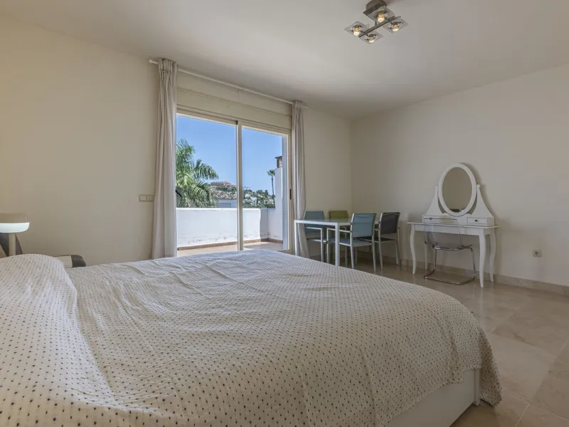 Elegant Family Townhouse in the Heart of Nueva Andalucía, Marbella´s  Golf ValleyWelcome to this beautifully maintained and spacious townhouse, ideally situated in the prestigious Golf Valley of Nueva Andalucía. This four-level home combines comfort, styl
