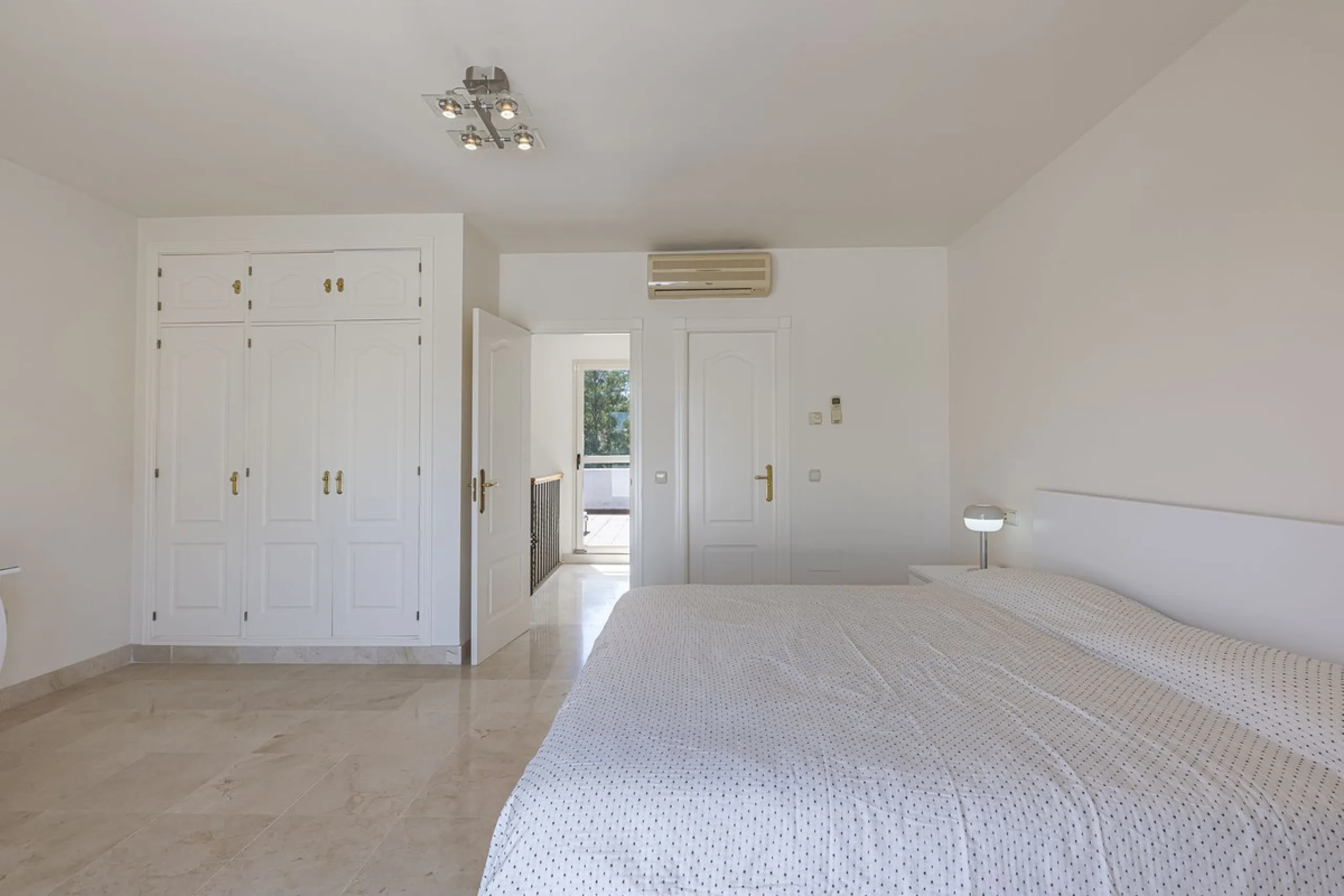Elegant Family Townhouse in the Heart of Nueva Andalucía, Marbella´s  Golf ValleyWelcome to this beautifully maintained and spacious townhouse, ideally situated in the prestigious Golf Valley of Nueva Andalucía. This four-level home combines comfort, styl
