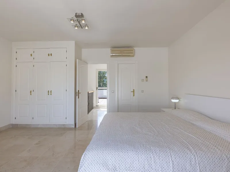 Elegant Family Townhouse in the Heart of Nueva Andalucía, Marbella´s  Golf ValleyWelcome to this beautifully maintained and spacious townhouse, ideally situated in the prestigious Golf Valley of Nueva Andalucía. This four-level home combines comfort, styl