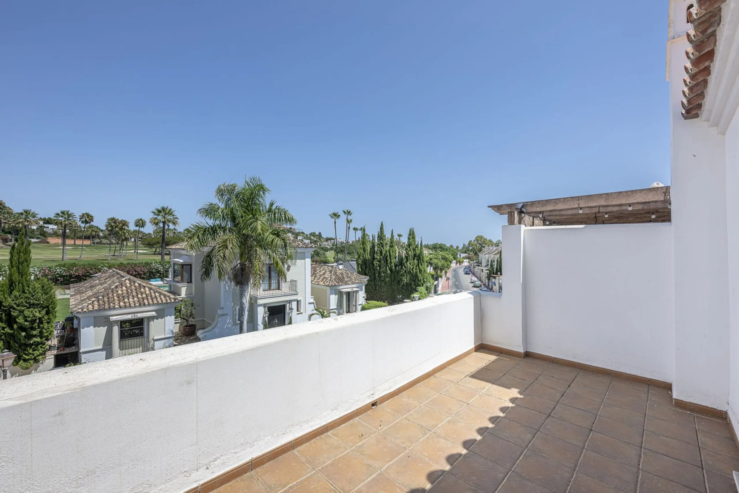 Elegant Family Townhouse in the Heart of Nueva Andalucía, Marbella´s  Golf ValleyWelcome to this beautifully maintained and spacious townhouse, ideally situated in the prestigious Golf Valley of Nueva Andalucía. This four-level home combines comfort, styl