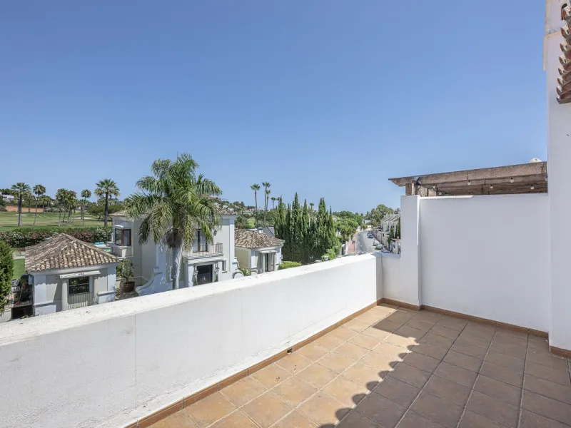 Elegant Family Townhouse in the Heart of Nueva Andalucía, Marbella´s  Golf ValleyWelcome to this beautifully maintained and spacious townhouse, ideally situated in the prestigious Golf Valley of Nueva Andalucía. This four-level home combines comfort, styl