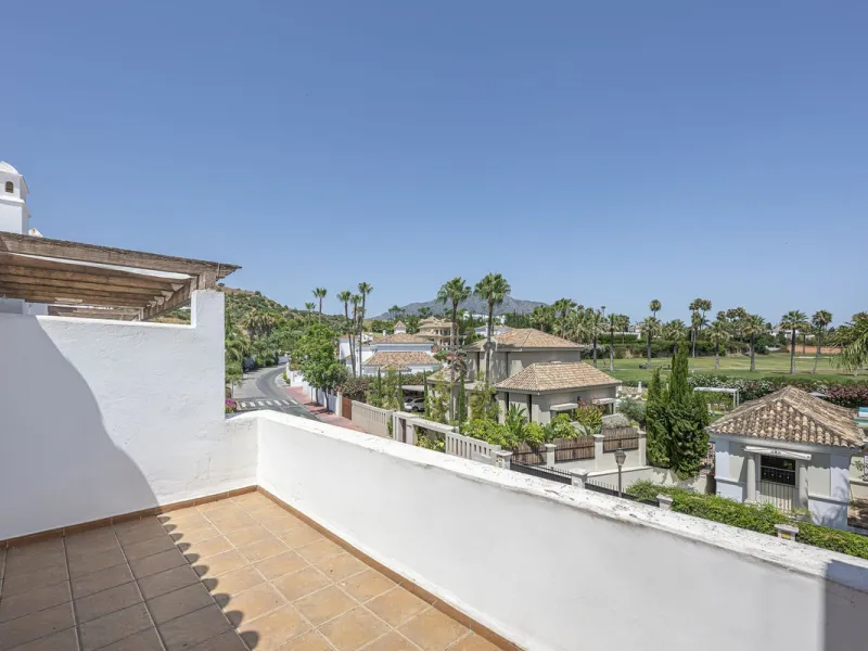 Elegant Family Townhouse in the Heart of Nueva Andalucía, Marbella´s  Golf ValleyWelcome to this beautifully maintained and spacious townhouse, ideally situated in the prestigious Golf Valley of Nueva Andalucía. This four-level home combines comfort, styl