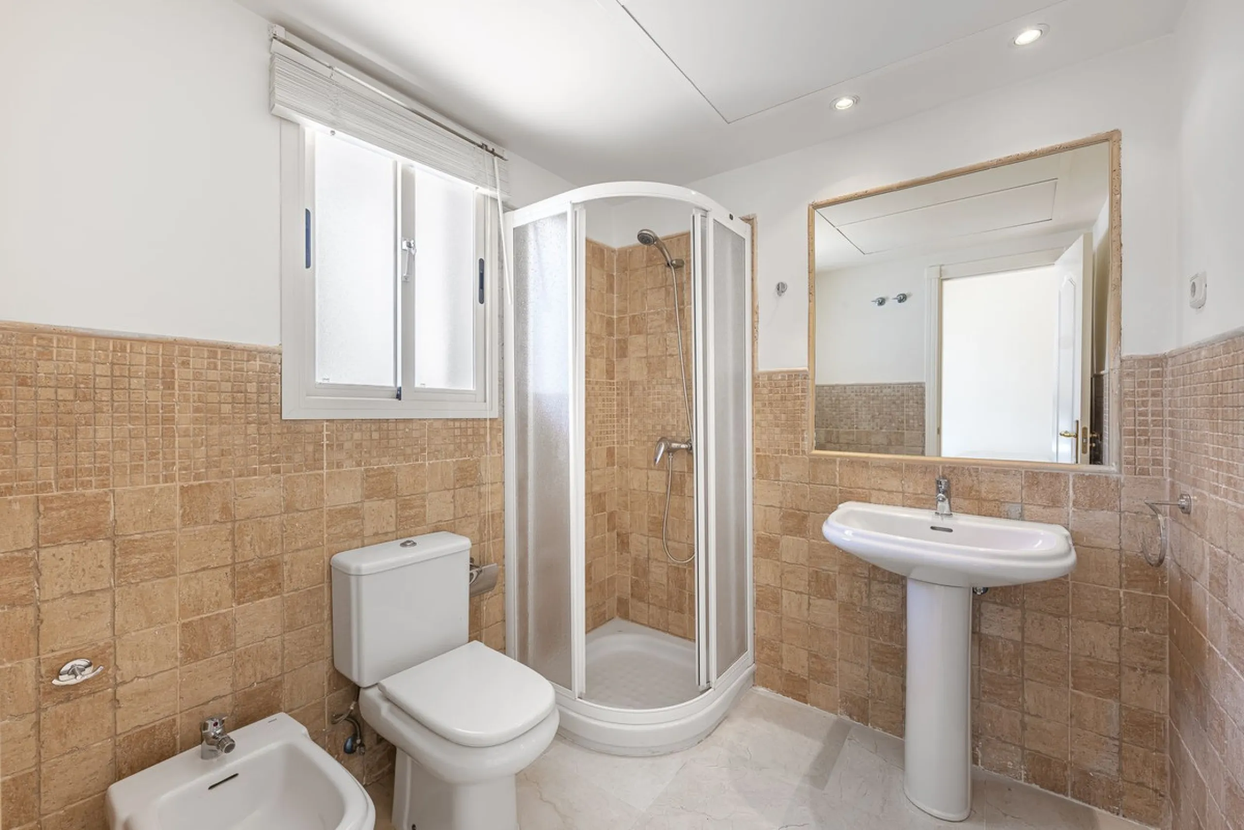 Elegant Family Townhouse in the Heart of Nueva Andalucía, Marbella´s  Golf ValleyWelcome to this beautifully maintained and spacious townhouse, ideally situated in the prestigious Golf Valley of Nueva Andalucía. This four-level home combines comfort, styl
