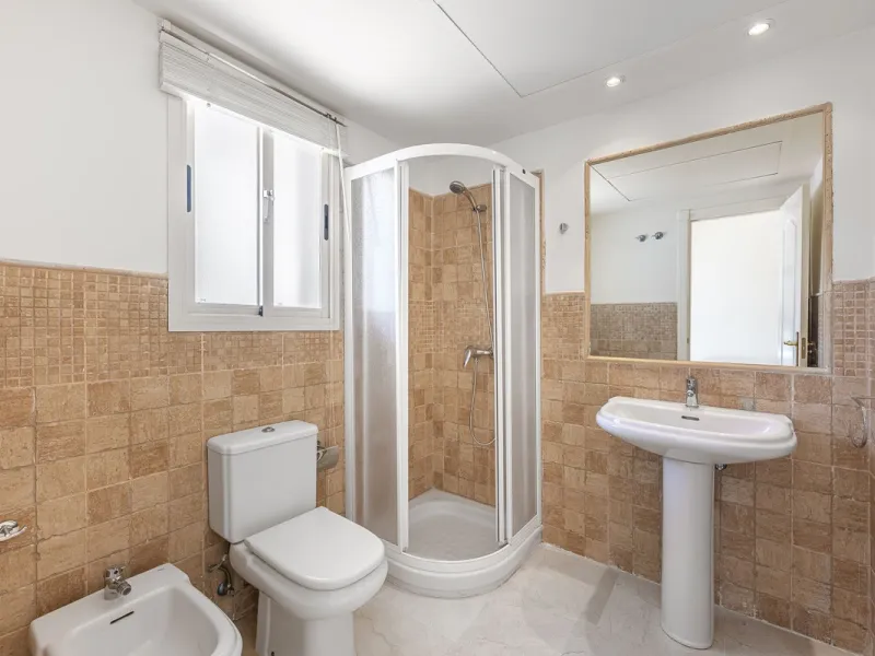 Elegant Family Townhouse in the Heart of Nueva Andalucía, Marbella´s  Golf ValleyWelcome to this beautifully maintained and spacious townhouse, ideally situated in the prestigious Golf Valley of Nueva Andalucía. This four-level home combines comfort, styl