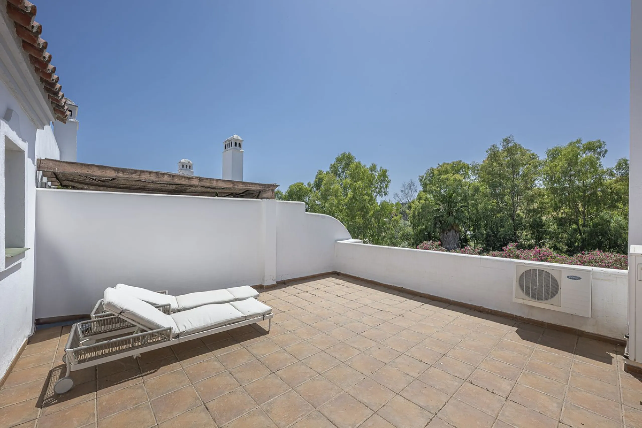 Elegant Family Townhouse in the Heart of Nueva Andalucía, Marbella´s  Golf ValleyWelcome to this beautifully maintained and spacious townhouse, ideally situated in the prestigious Golf Valley of Nueva Andalucía. This four-level home combines comfort, styl