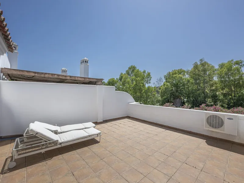 Elegant Family Townhouse in the Heart of Nueva Andalucía, Marbella´s  Golf ValleyWelcome to this beautifully maintained and spacious townhouse, ideally situated in the prestigious Golf Valley of Nueva Andalucía. This four-level home combines comfort, styl