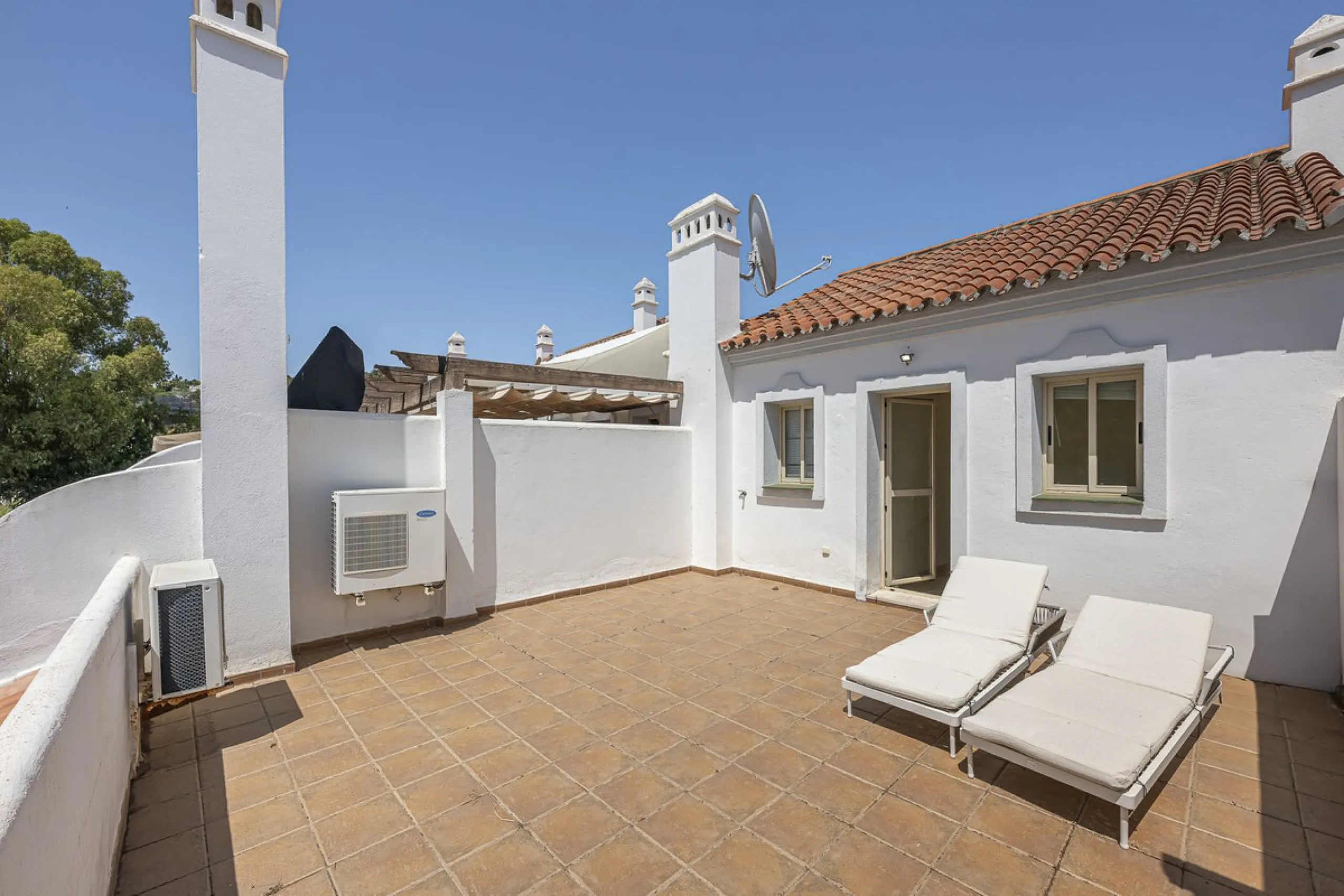 Elegant Family Townhouse in the Heart of Nueva Andalucía, Marbella´s  Golf ValleyWelcome to this beautifully maintained and spacious townhouse, ideally situated in the prestigious Golf Valley of Nueva Andalucía. This four-level home combines comfort, styl