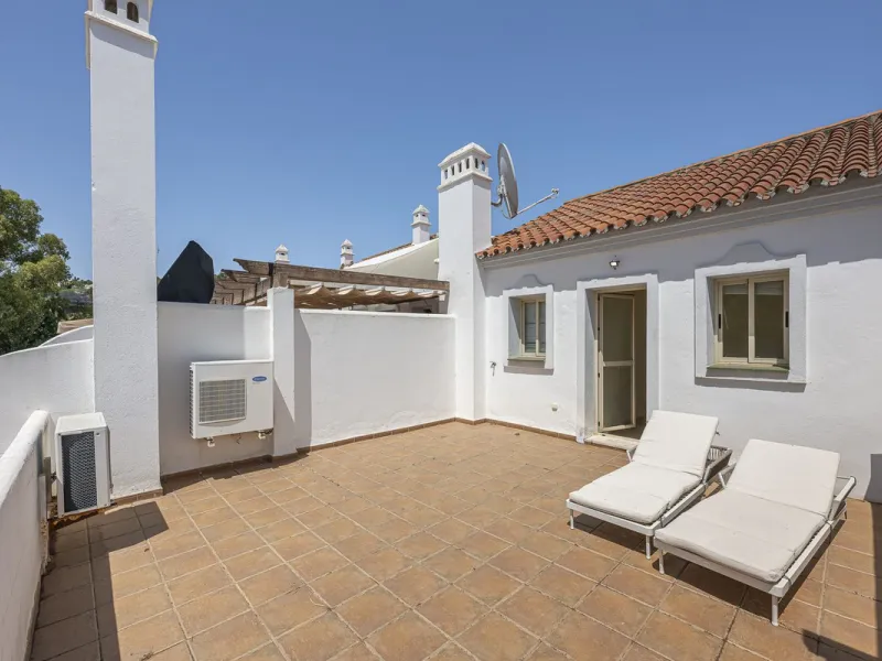 Elegant Family Townhouse in the Heart of Nueva Andalucía, Marbella´s  Golf ValleyWelcome to this beautifully maintained and spacious townhouse, ideally situated in the prestigious Golf Valley of Nueva Andalucía. This four-level home combines comfort, styl