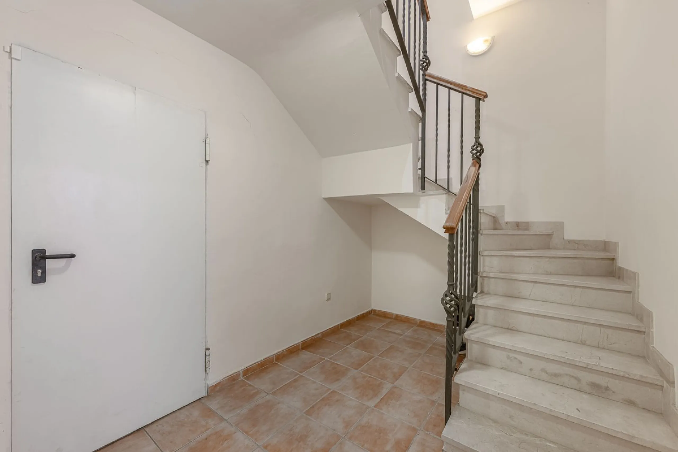 Elegant Family Townhouse in the Heart of Nueva Andalucía, Marbella´s  Golf ValleyWelcome to this beautifully maintained and spacious townhouse, ideally situated in the prestigious Golf Valley of Nueva Andalucía. This four-level home combines comfort, styl
