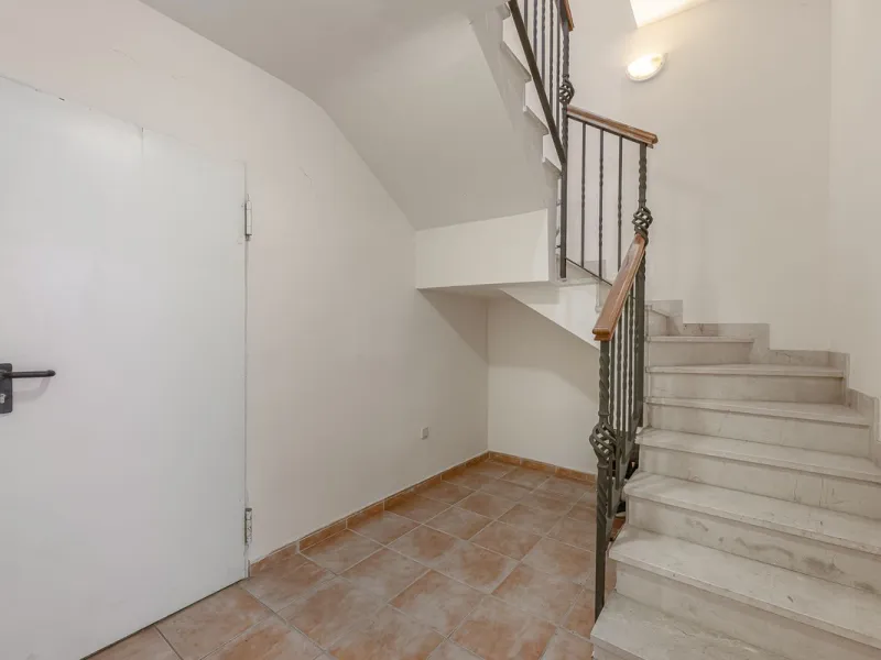 Elegant Family Townhouse in the Heart of Nueva Andalucía, Marbella´s  Golf ValleyWelcome to this beautifully maintained and spacious townhouse, ideally situated in the prestigious Golf Valley of Nueva Andalucía. This four-level home combines comfort, styl