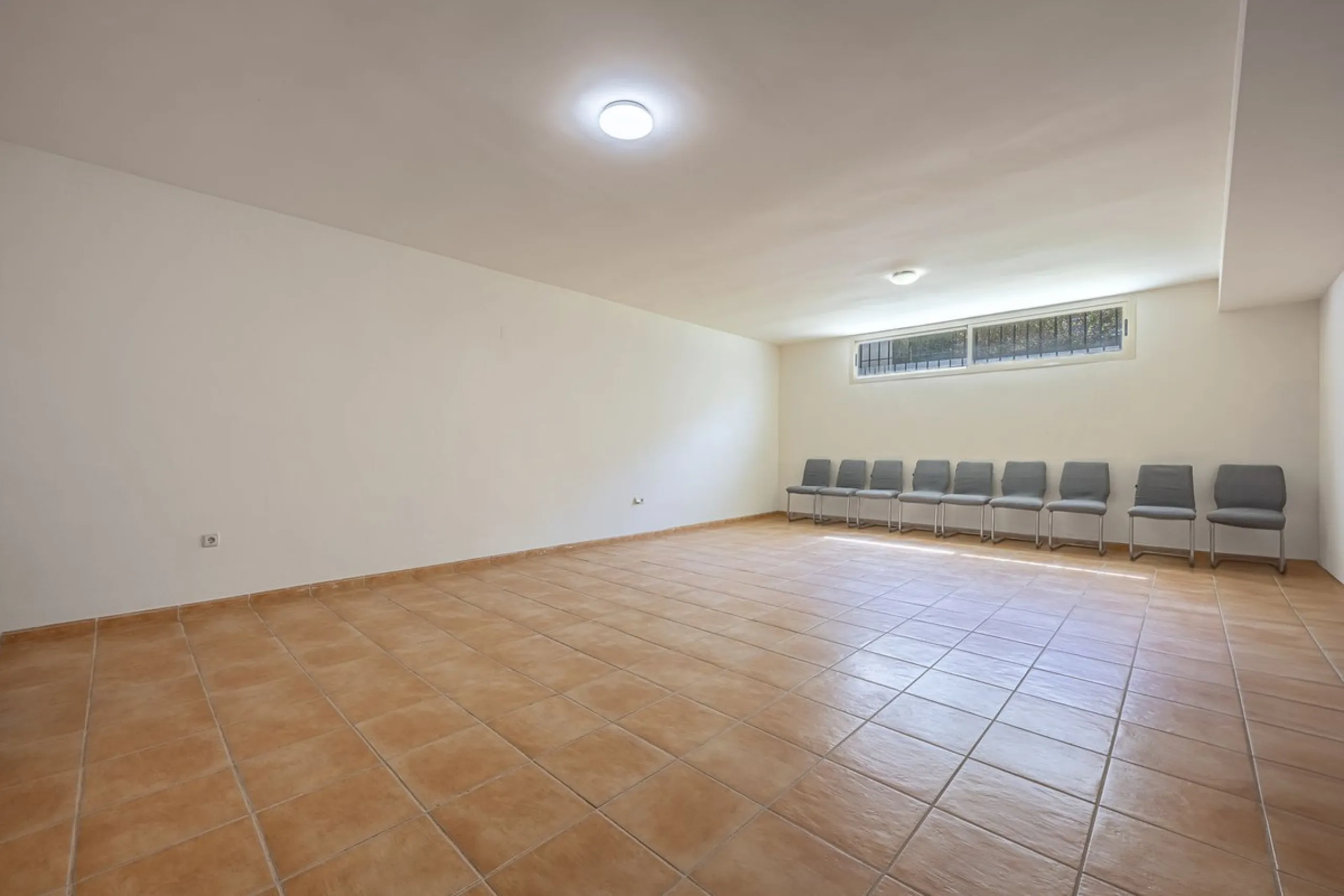 Elegant Family Townhouse in the Heart of Nueva Andalucía, Marbella´s  Golf ValleyWelcome to this beautifully maintained and spacious townhouse, ideally situated in the prestigious Golf Valley of Nueva Andalucía. This four-level home combines comfort, styl