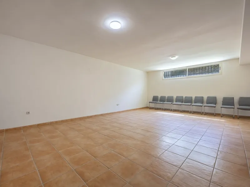 Elegant Family Townhouse in the Heart of Nueva Andalucía, Marbella´s  Golf ValleyWelcome to this beautifully maintained and spacious townhouse, ideally situated in the prestigious Golf Valley of Nueva Andalucía. This four-level home combines comfort, styl