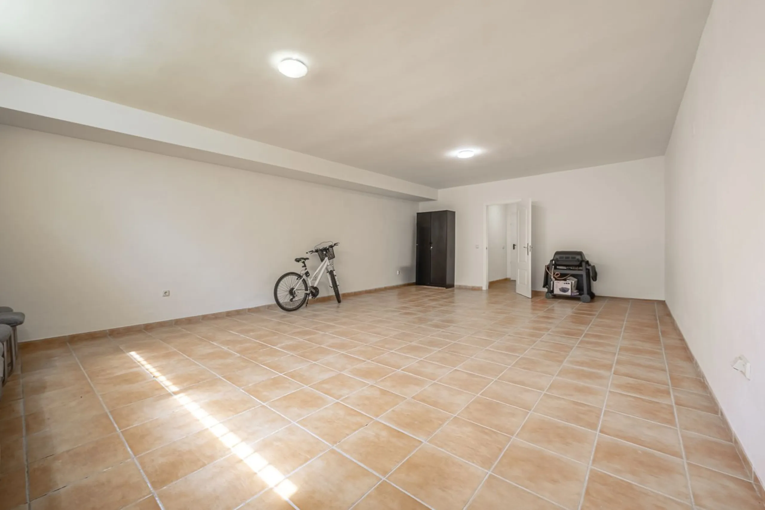 Elegant Family Townhouse in the Heart of Nueva Andalucía, Marbella´s  Golf ValleyWelcome to this beautifully maintained and spacious townhouse, ideally situated in the prestigious Golf Valley of Nueva Andalucía. This four-level home combines comfort, styl
