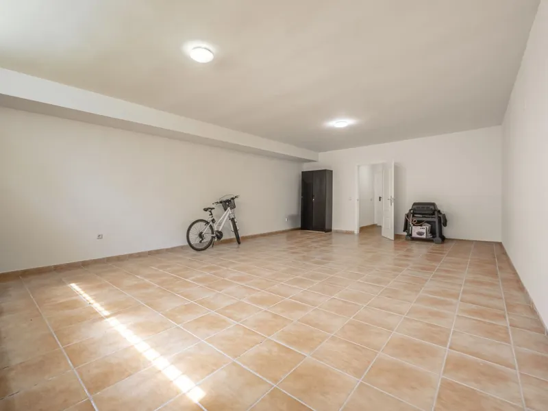 Elegant Family Townhouse in the Heart of Nueva Andalucía, Marbella´s  Golf ValleyWelcome to this beautifully maintained and spacious townhouse, ideally situated in the prestigious Golf Valley of Nueva Andalucía. This four-level home combines comfort, styl