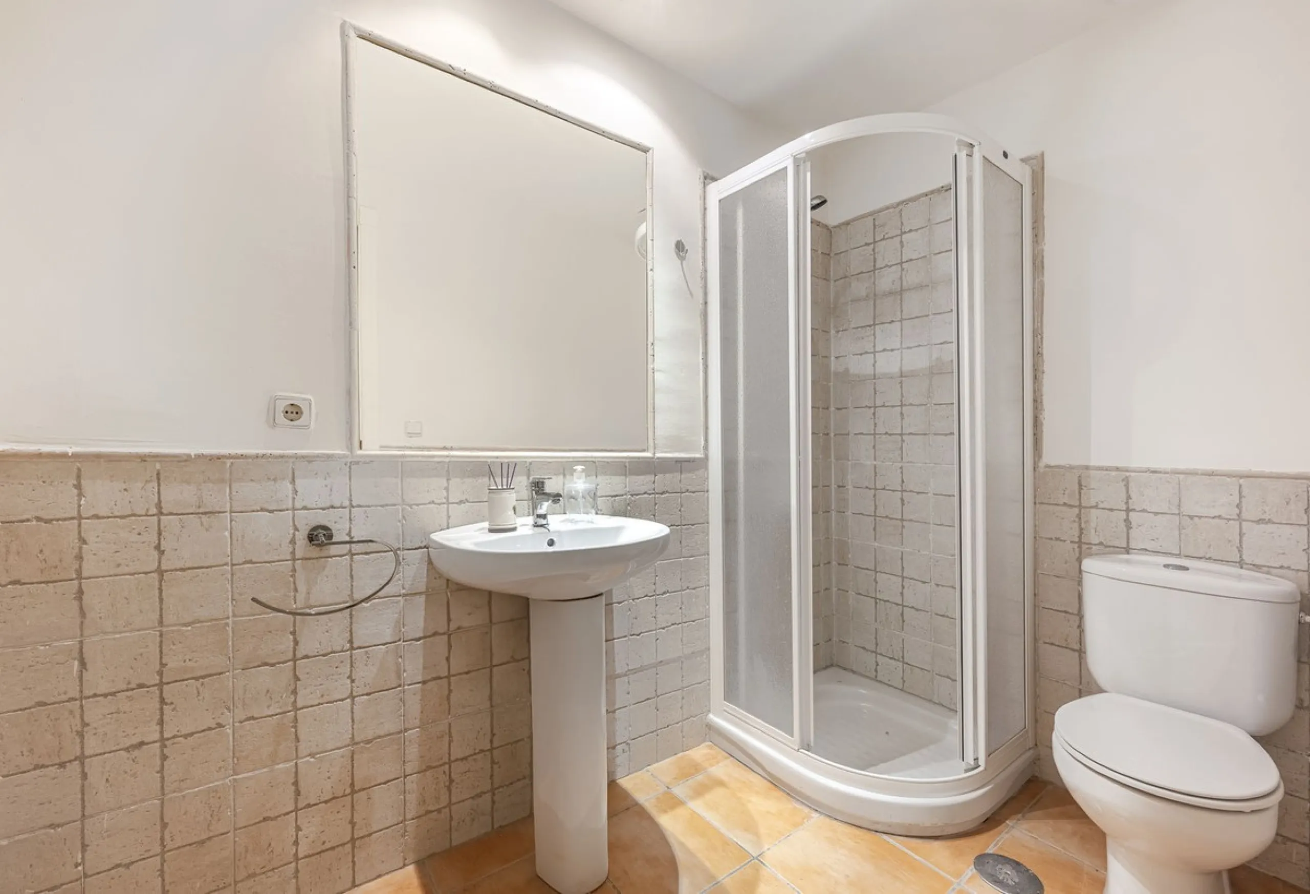 Elegant Family Townhouse in the Heart of Nueva Andalucía, Marbella´s  Golf ValleyWelcome to this beautifully maintained and spacious townhouse, ideally situated in the prestigious Golf Valley of Nueva Andalucía. This four-level home combines comfort, styl