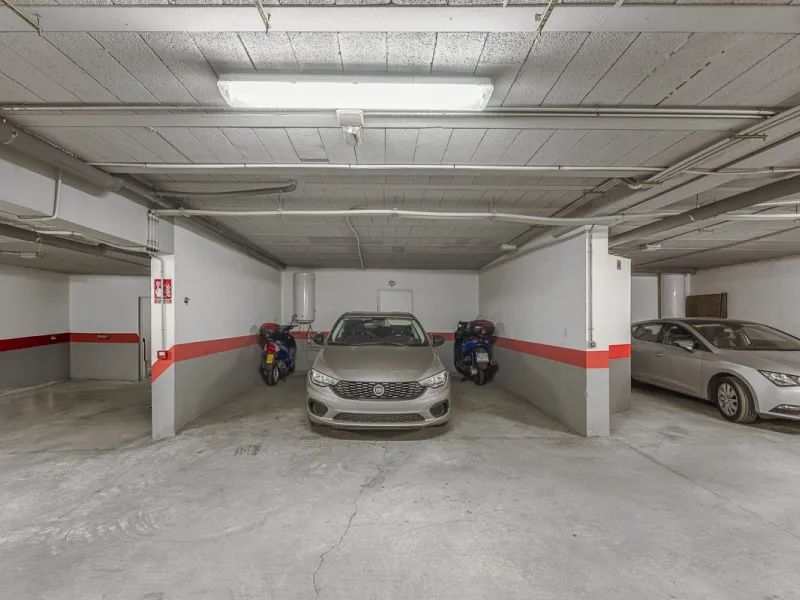 Elegant Family Townhouse in the Heart of Nueva Andalucía, Marbella´s  Golf ValleyWelcome to this beautifully maintained and spacious townhouse, ideally situated in the prestigious Golf Valley of Nueva Andalucía. This four-level home combines comfort, styl
