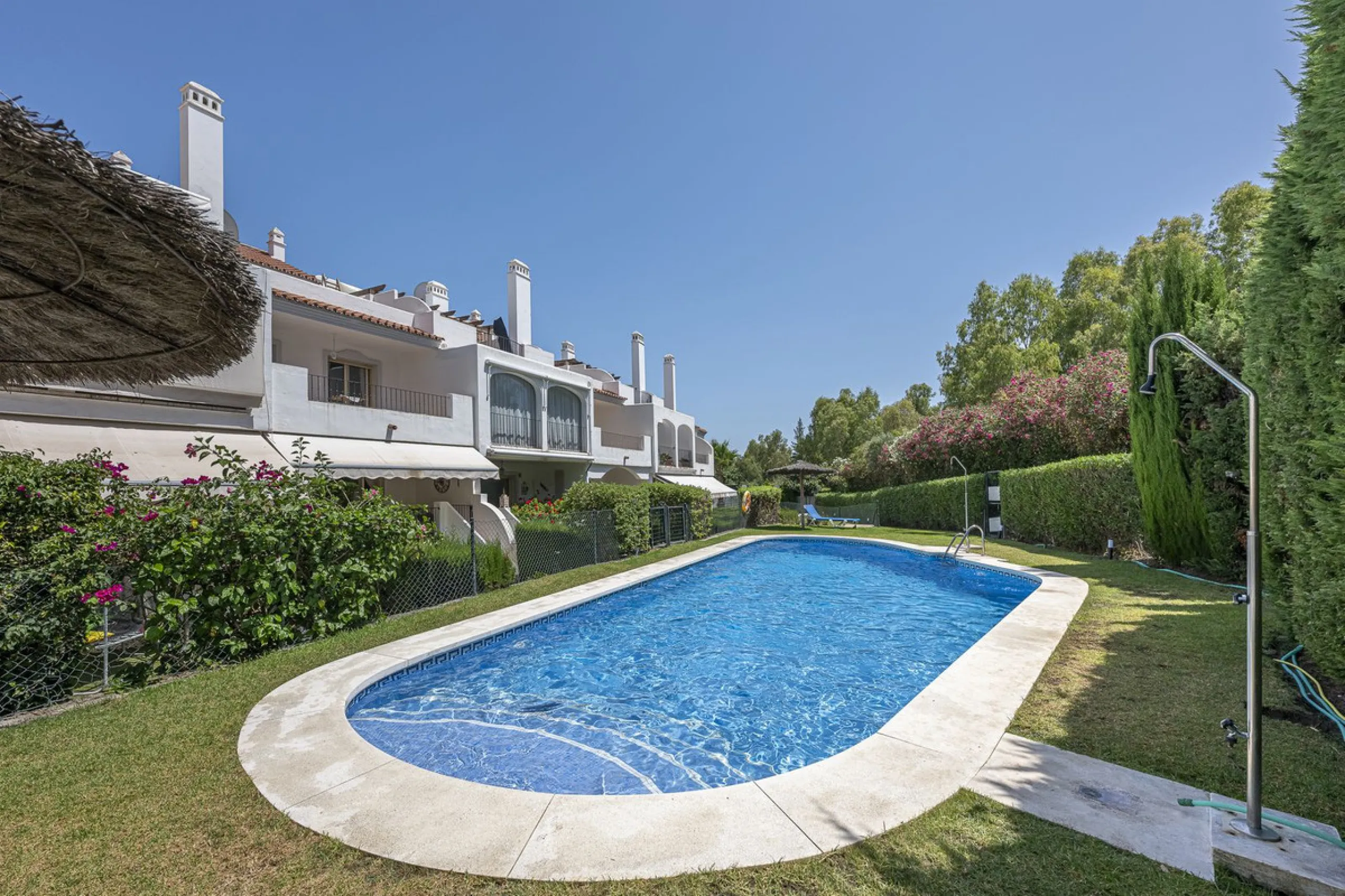 Elegant Family Townhouse in the Heart of Nueva Andalucía, Marbella´s  Golf ValleyWelcome to this beautifully maintained and spacious townhouse, ideally situated in the prestigious Golf Valley of Nueva Andalucía. This four-level home combines comfort, styl