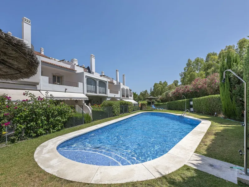 Elegant Family Townhouse in the Heart of Nueva Andalucía, Marbella´s  Golf ValleyWelcome to this beautifully maintained and spacious townhouse, ideally situated in the prestigious Golf Valley of Nueva Andalucía. This four-level home combines comfort, styl