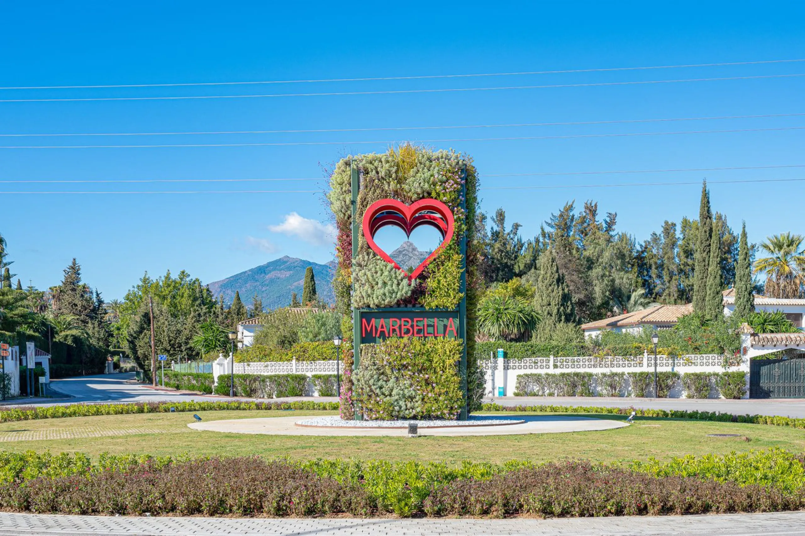 Elegant Family Townhouse in the Heart of Nueva Andalucía, Marbella´s  Golf ValleyWelcome to this beautifully maintained and spacious townhouse, ideally situated in the prestigious Golf Valley of Nueva Andalucía. This four-level home combines comfort, styl
