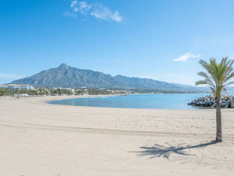 Elegant Family Townhouse in the Heart of Nueva Andalucía, Marbella´s  Golf ValleyWelcome to this beautifully maintained and spacious townhouse, ideally situated in the prestigious Golf Valley of Nueva Andalucía. This four-level home combines comfort, styl