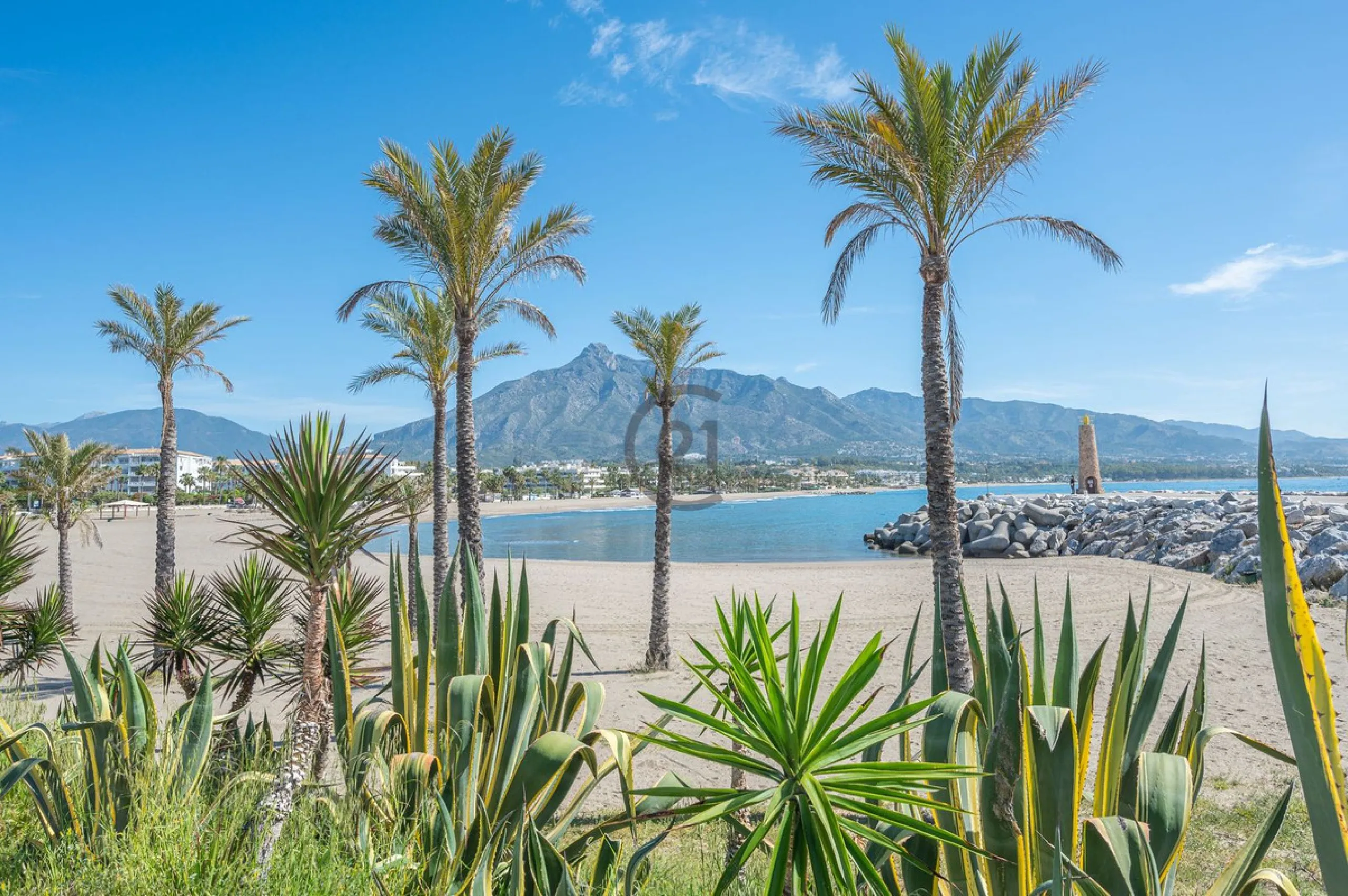 Elegant Family Townhouse in the Heart of Nueva Andalucía, Marbella´s  Golf ValleyWelcome to this beautifully maintained and spacious townhouse, ideally situated in the prestigious Golf Valley of Nueva Andalucía. This four-level home combines comfort, styl
