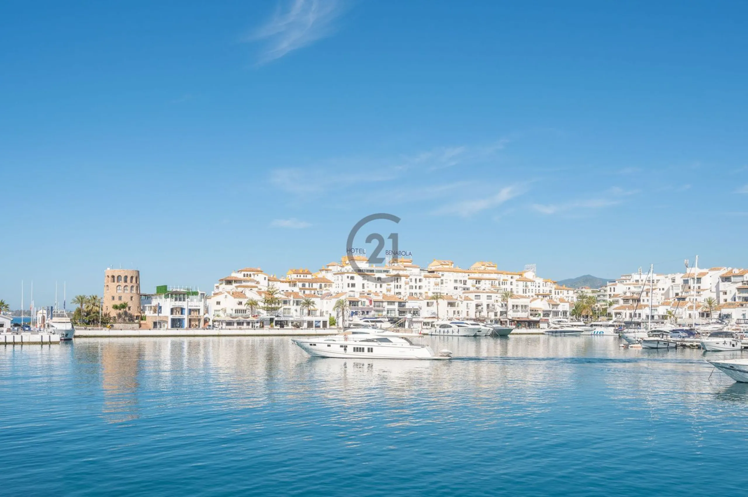 Elegant Family Townhouse in the Heart of Nueva Andalucía, Marbella´s  Golf ValleyWelcome to this beautifully maintained and spacious townhouse, ideally situated in the prestigious Golf Valley of Nueva Andalucía. This four-level home combines comfort, styl