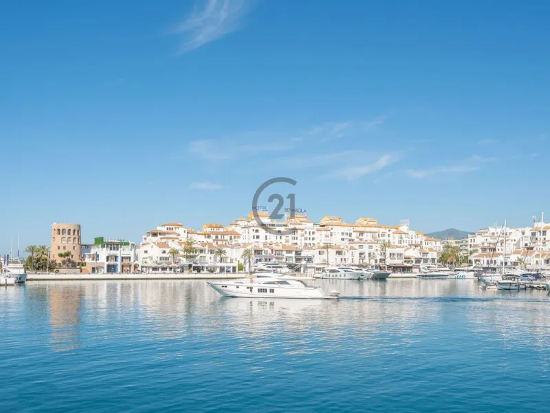 Elegant Family Townhouse in the Heart of Nueva Andalucía, Marbella´s  Golf ValleyWelcome to this beautifully maintained and spacious townhouse, ideally situated in the prestigious Golf Valley of Nueva Andalucía. This four-level home combines comfort, styl