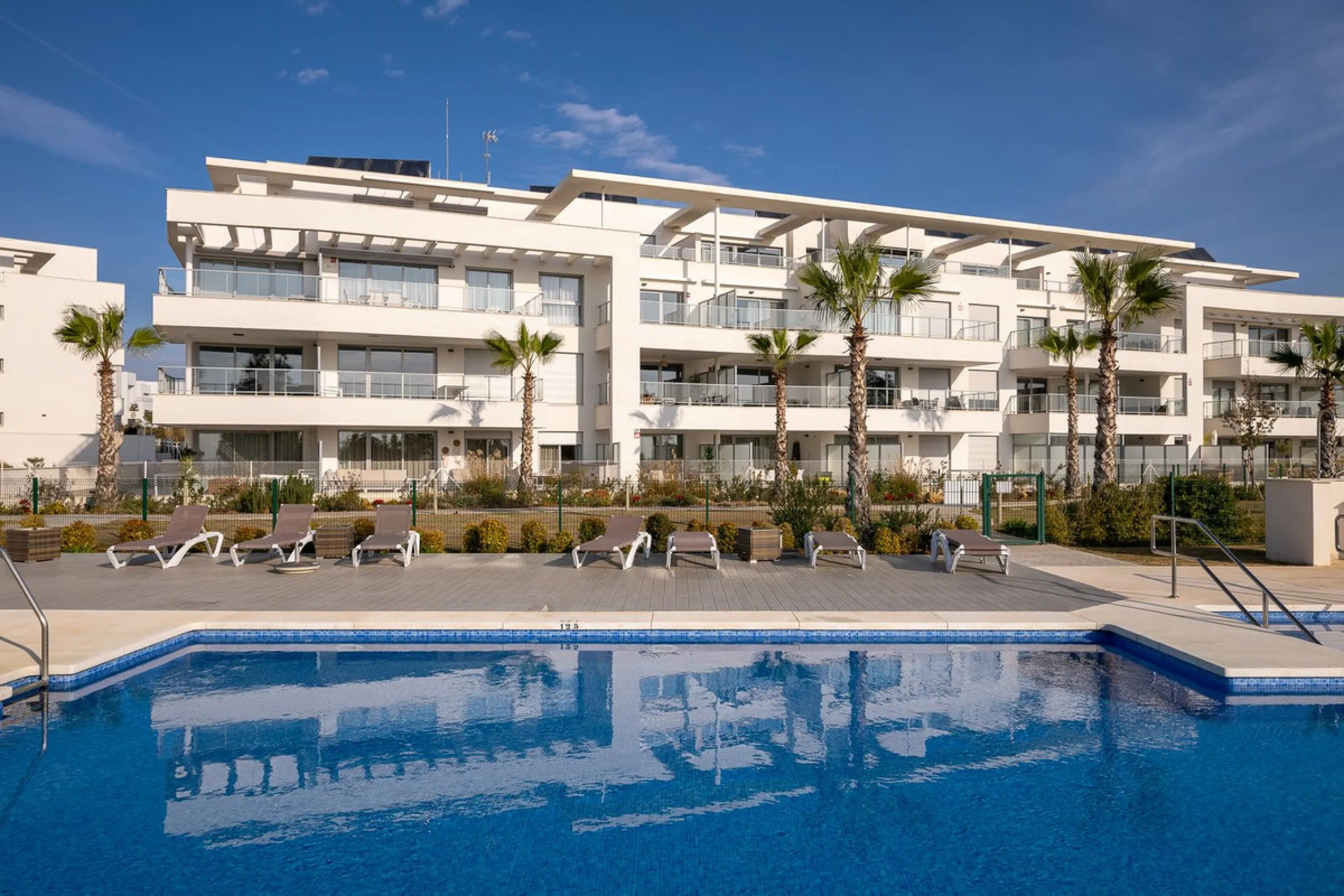 Apartment - Middle Floor Apartment в продаже в Mijas, Málaga. В доме 3 спален и 2 ванных комнат. Площадь дома 114 м²