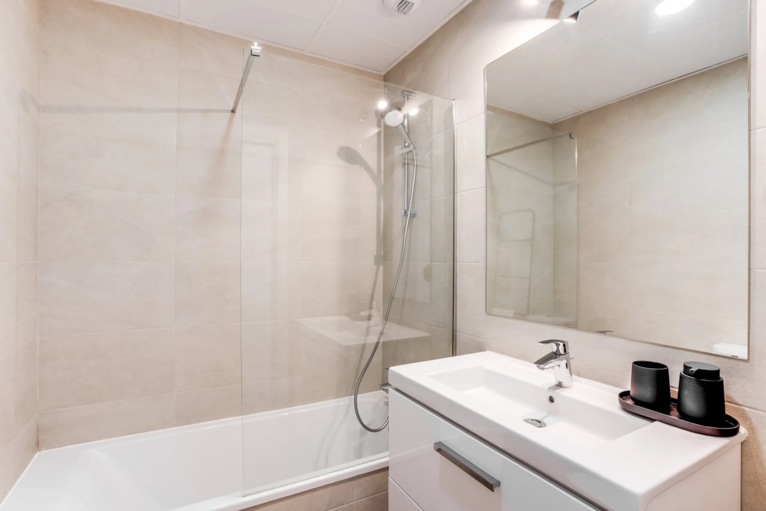 Experience high-rise living in the heart of Malaga! This elegant 2-bedroom, 2-bathroom apartment is located on the 25th floor of the iconic Malaga Urban Sky Tower, offering breathtaking panoramic views of the city skyline.