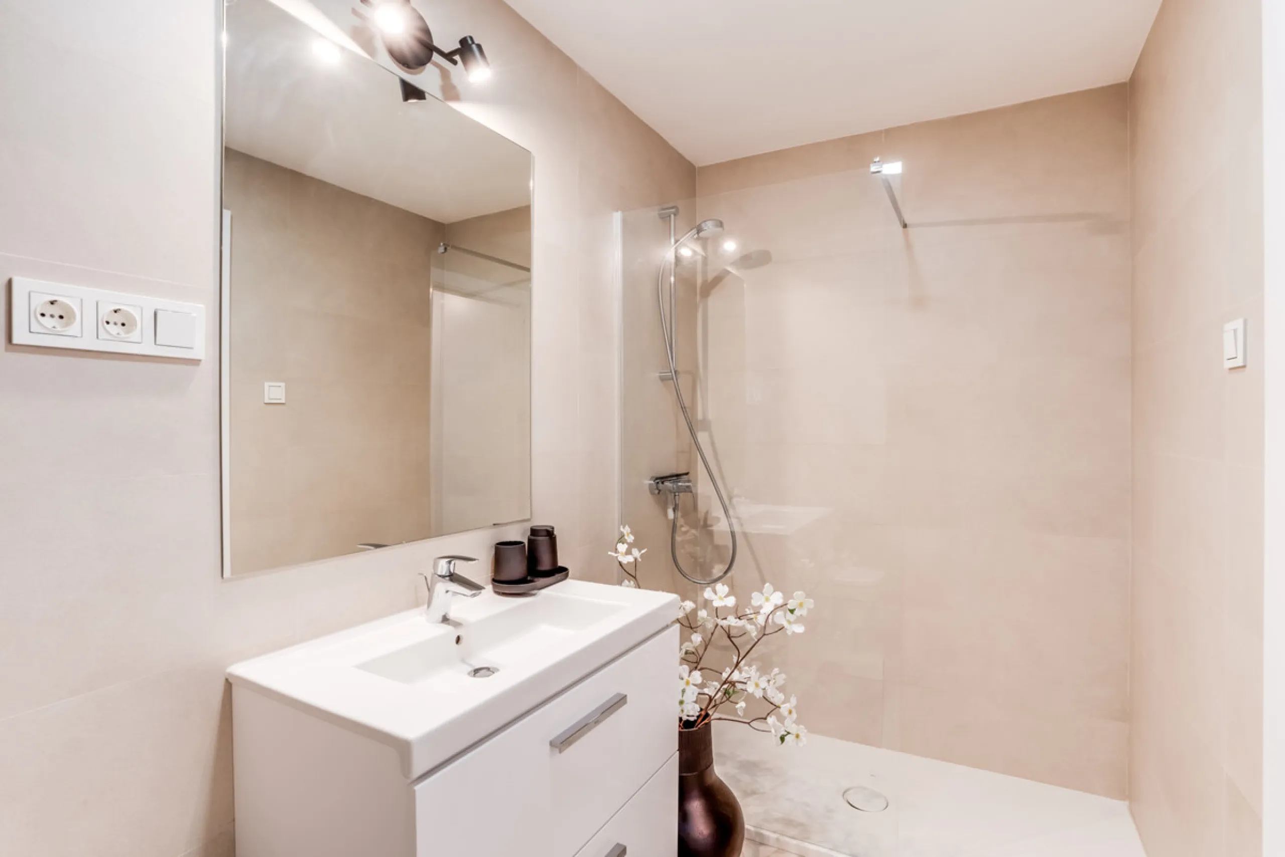 Experience high-rise living in the heart of Malaga! This elegant 2-bedroom, 2-bathroom apartment is located on the 25th floor of the iconic Malaga Urban Sky Tower, offering breathtaking panoramic views of the city skyline.