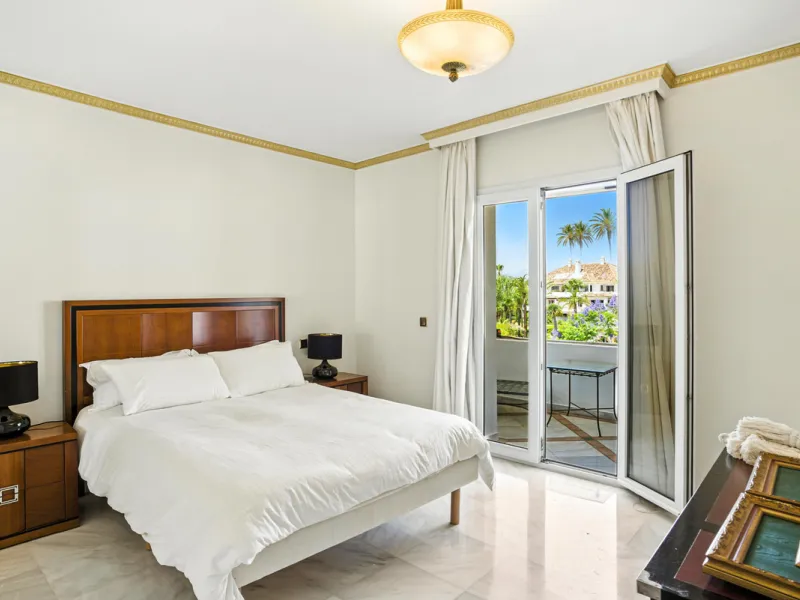 Чудесные три спальни, на юго-востоке с дуплексным пентхаусом в эксклюзивном и закрытом сообществе Монте-Параисо на Золотой миле, с 24-часовой охраной, несколькими открытыми бассейнами, баром / рестораном, детской игровой зоной, полностью оборудованным тре