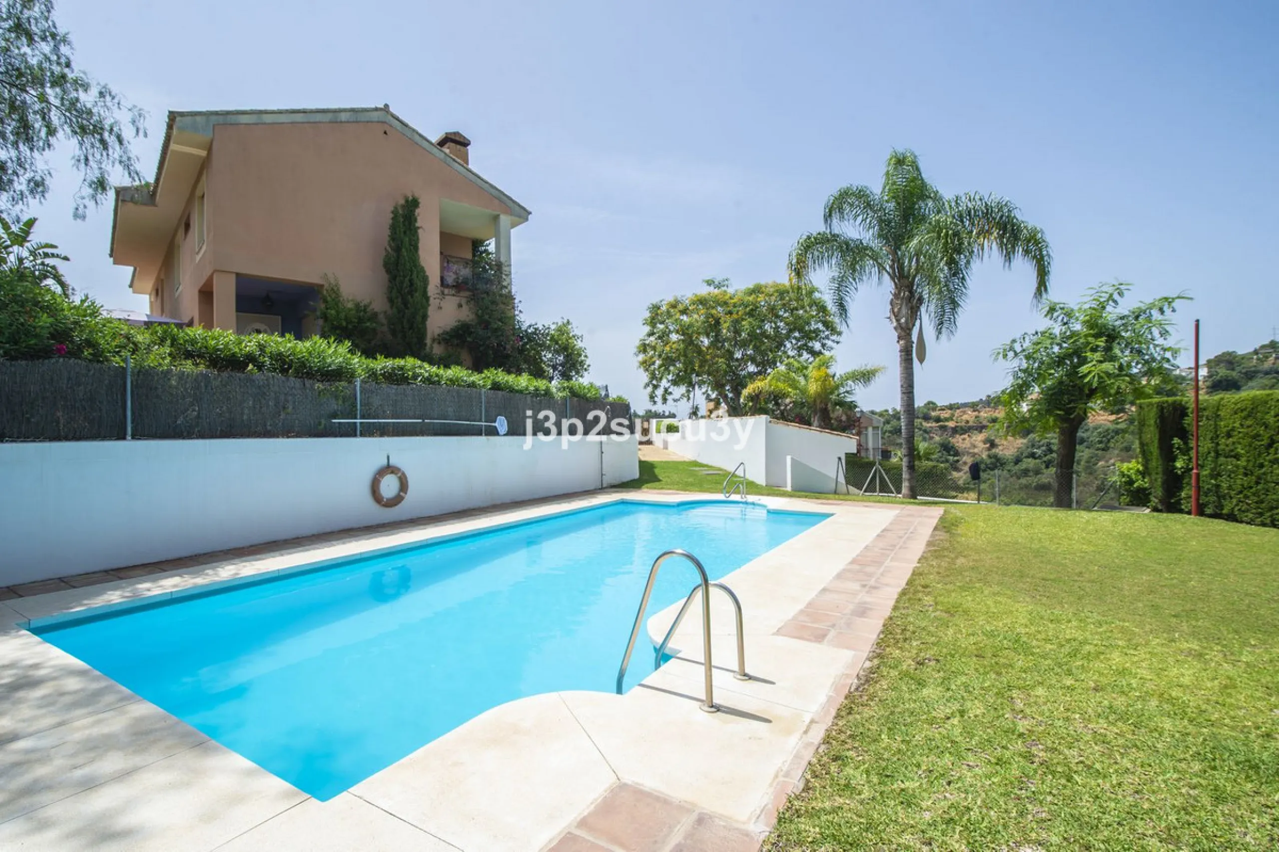 This semi-detached house is located in the hills of Sierra Bermeja, in the Forest Hills urbanisation of Estepona, nestled in nature and surrounded by lush vegetation and mountain air.