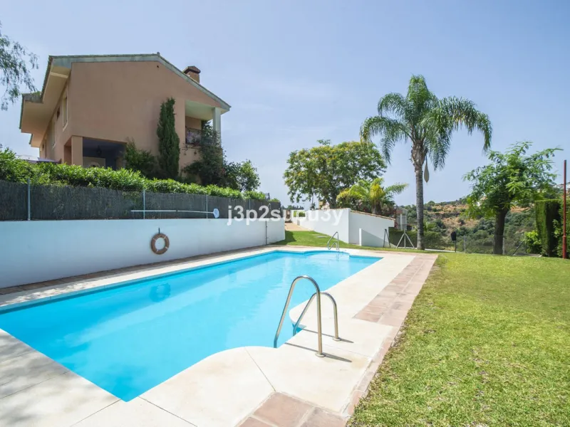 This semi-detached house is located in the hills of Sierra Bermeja, in the Forest Hills urbanisation of Estepona, nestled in nature and surrounded by lush vegetation and mountain air.