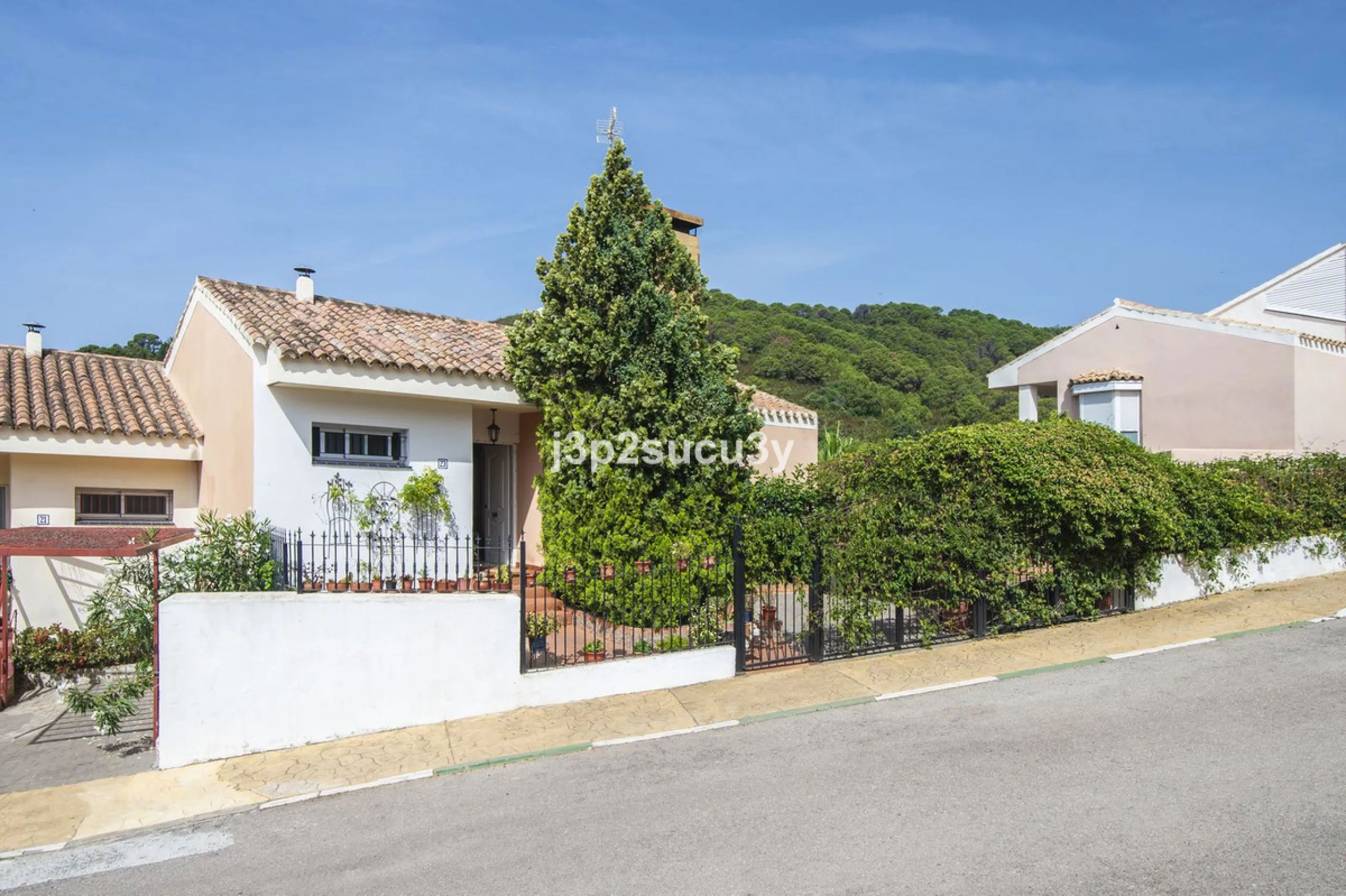 This semi-detached house is located in the hills of Sierra Bermeja, in the Forest Hills urbanisation of Estepona, nestled in nature and surrounded by lush vegetation and mountain air.