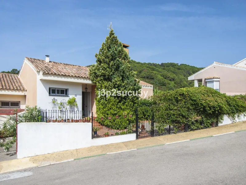 This semi-detached house is located in the hills of Sierra Bermeja, in the Forest Hills urbanisation of Estepona, nestled in nature and surrounded by lush vegetation and mountain air.