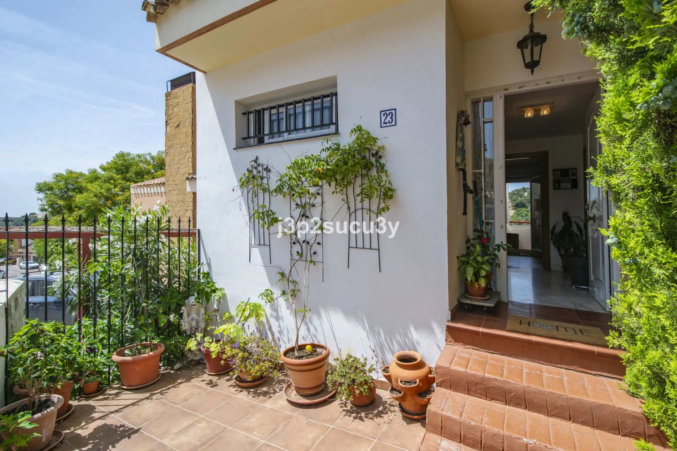 This semi-detached house is located in the hills of Sierra Bermeja, in the Forest Hills urbanisation of Estepona, nestled in nature and surrounded by lush vegetation and mountain air.